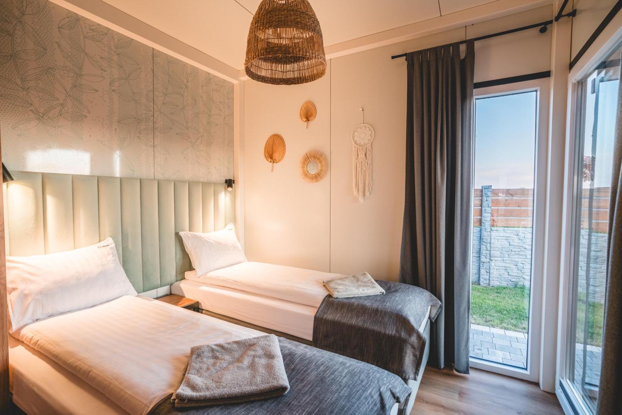 Rresort - Domki Z Krytym I Podgrzewanym Basenem, Sauna, Wifi, Parking W Cenie! เรวัล ภายนอก รูปภาพ